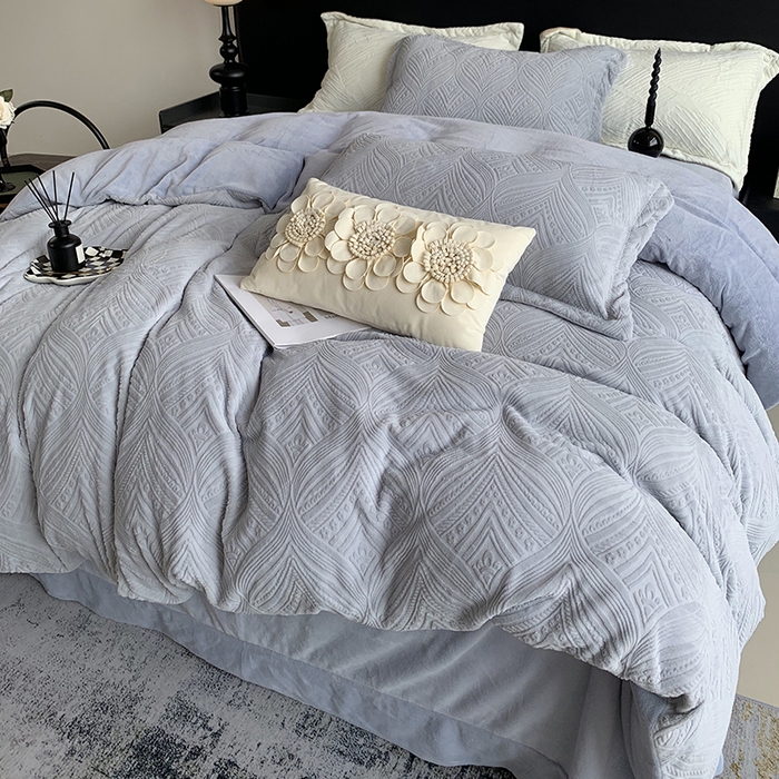 91家纺网 家纺一手货源 找家纺 奈萝家纺 2025新款雕花绒高克重牛奶绒四件套-流年系列 流年木薯灰