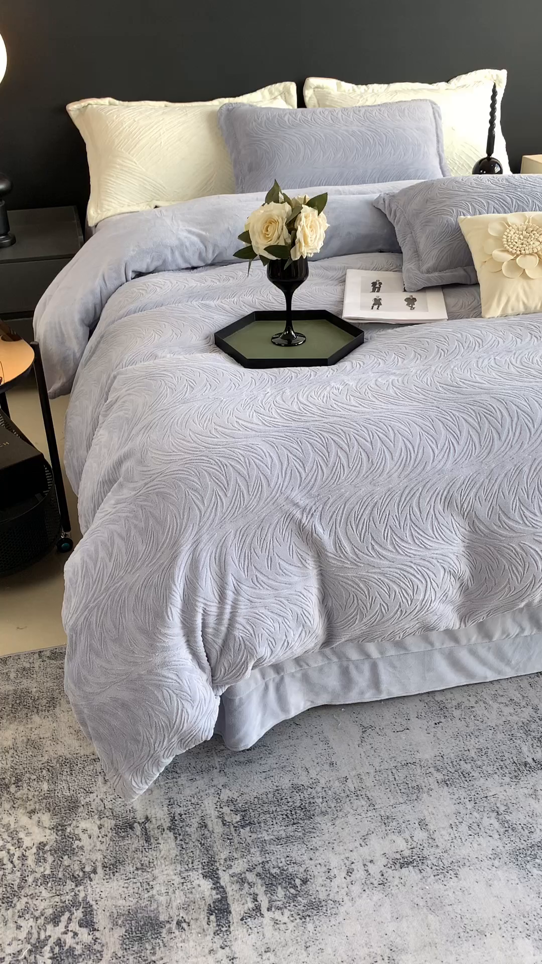 91家纺网 家纺一手货源 找家纺 奈萝家纺 2025新款雕花绒高克重牛奶绒四件套-流年系列 流年木薯灰