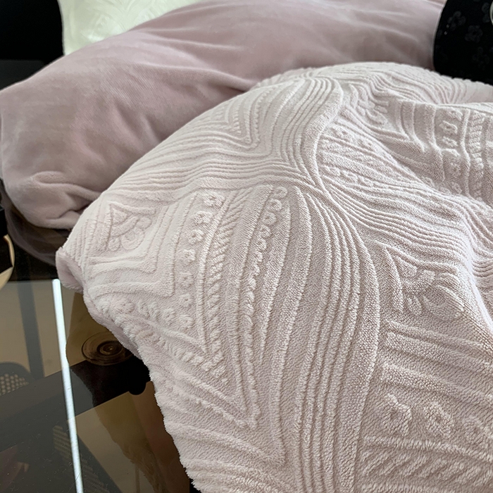 91家纺网 家纺一手货源 找家纺 奈萝家纺 2025新款雕花绒高克重牛奶绒四件套-流年系列 流年肉桂粉