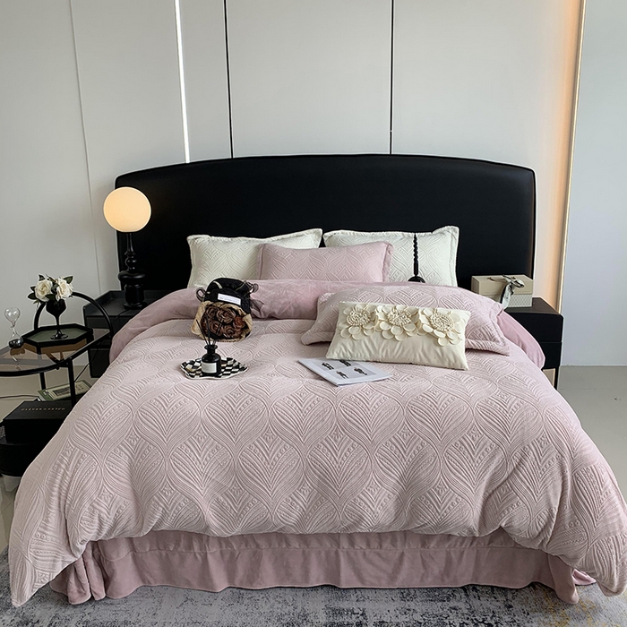 91家纺网 家纺一手货源 找家纺 奈萝家纺 2025新款雕花绒高克重牛奶绒四件套-流年系列 流年肉桂粉