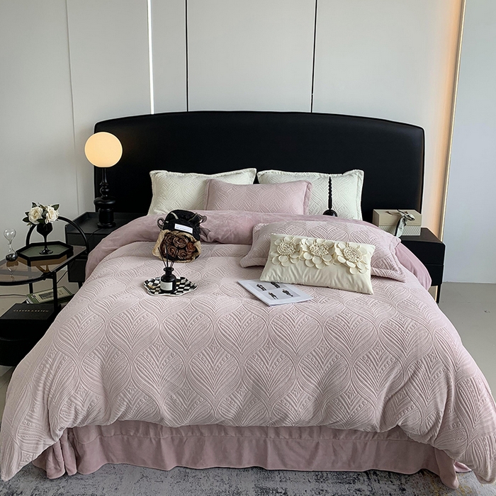 91家纺网 家纺一手货源 找家纺 奈萝家纺 2025新款雕花绒高克重牛奶绒四件套-流年系列 流年肉桂粉