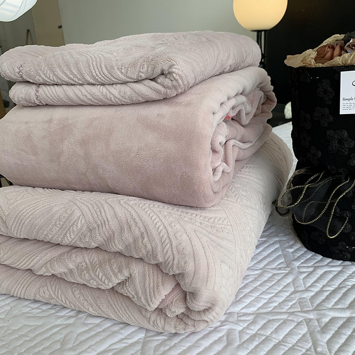 91家纺网 家纺一手货源 找家纺 奈萝家纺 2025新款雕花绒高克重牛奶绒四件套-流年系列 流年肉桂粉