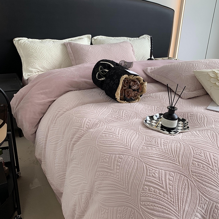 91家纺网 家纺一手货源 找家纺 奈萝家纺 2025新款雕花绒高克重牛奶绒四件套-流年系列 流年肉桂粉