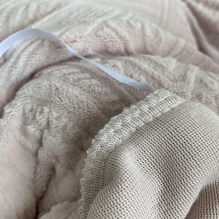 91家纺网 家纺一手货源 找家纺 奈萝家纺 2025新款雕花绒高克重牛奶绒四件套-流年系列 流年肉桂粉