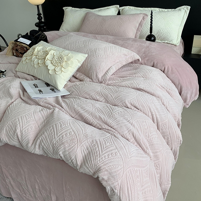 91家纺网 家纺一手货源 找家纺 奈萝家纺 2025新款雕花绒高克重牛奶绒四件套-流年系列 流年肉桂粉