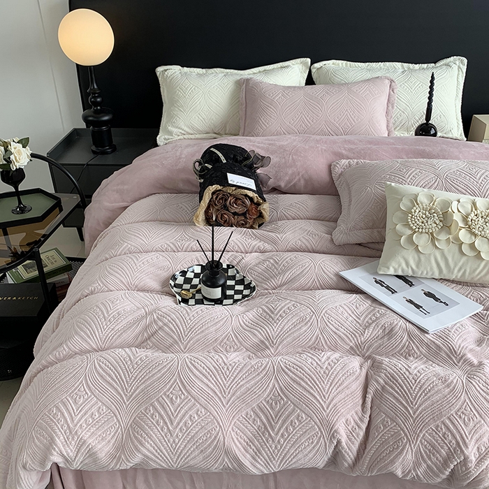 91家纺网 家纺一手货源 找家纺 奈萝家纺 2025新款雕花绒高克重牛奶绒四件套-流年系列 流年肉桂粉