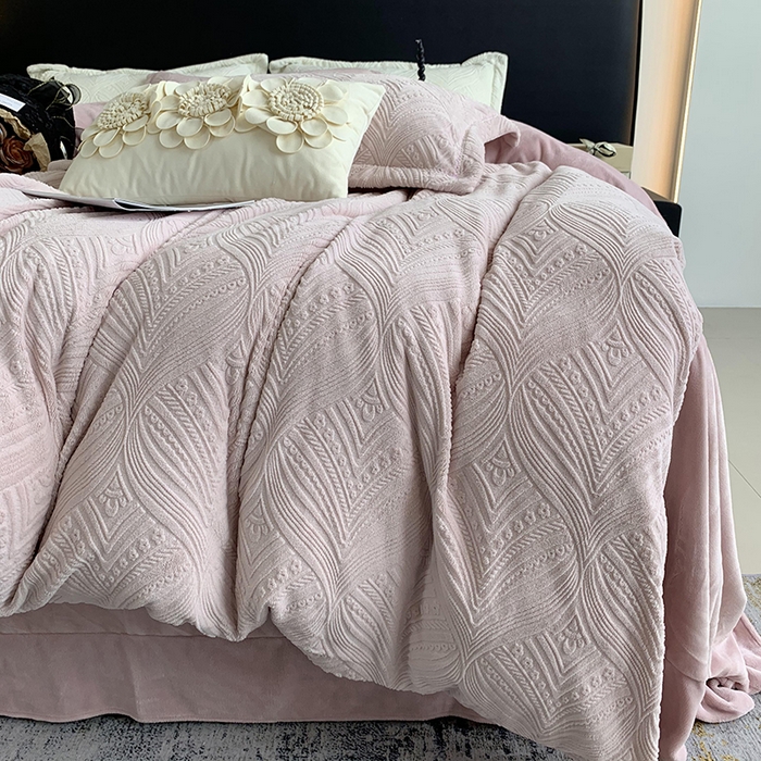 91家纺网 家纺一手货源 找家纺 奈萝家纺 2025新款雕花绒高克重牛奶绒四件套-流年系列 流年肉桂粉