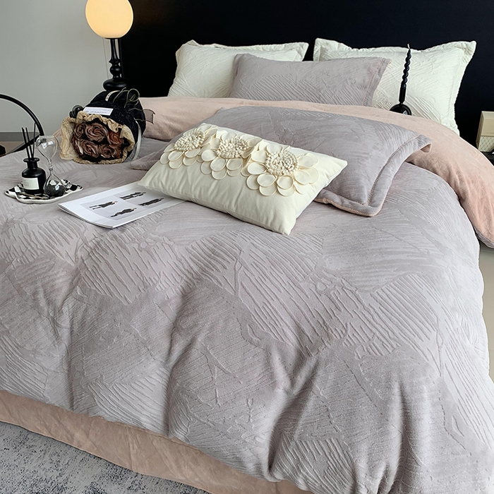 91家纺网 家纺一手货源 找家纺 奈萝家纺 2025新款雕花绒高克重牛奶绒四件套-流年系列 流年松露棕