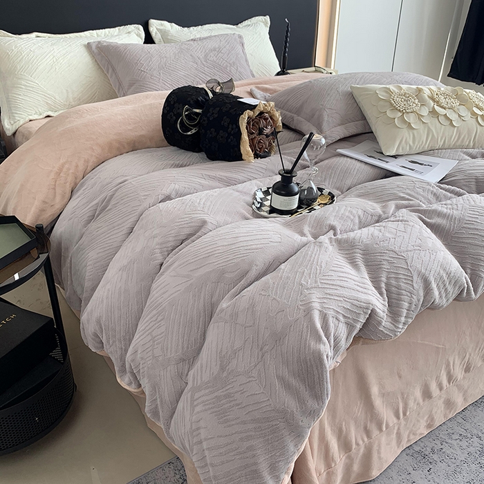 91家纺网 家纺一手货源 找家纺 奈萝家纺 2025新款雕花绒高克重牛奶绒四件套-流年系列 流年松露棕