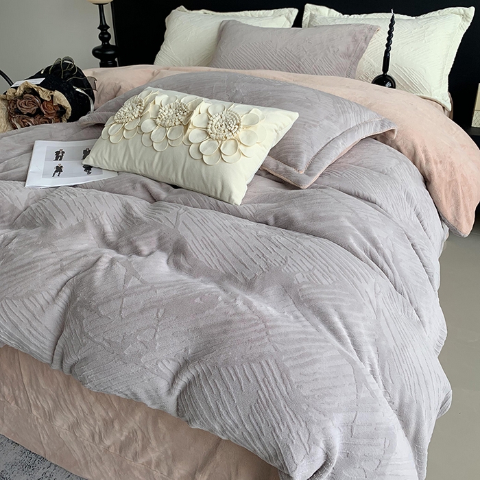 91家纺网 家纺一手货源 找家纺 奈萝家纺 2025新款雕花绒高克重牛奶绒四件套-流年系列 流年松露棕