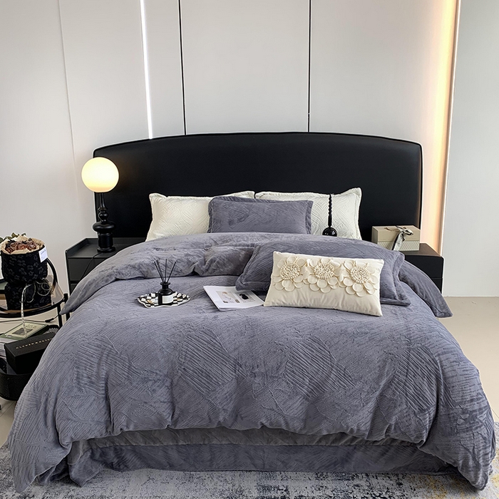 91家纺网 家纺一手货源 找家纺 奈萝家纺 2025新款雕花绒高克重牛奶绒四件套-流年系列 流年烟熏灰