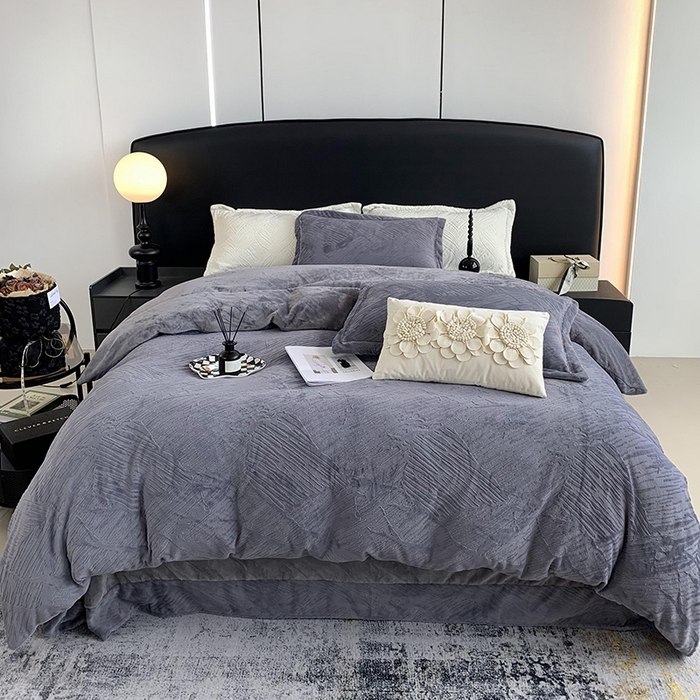 91家纺网 家纺一手货源 找家纺 奈萝家纺 2025新款雕花绒高克重牛奶绒四件套-流年系列 流年烟熏灰