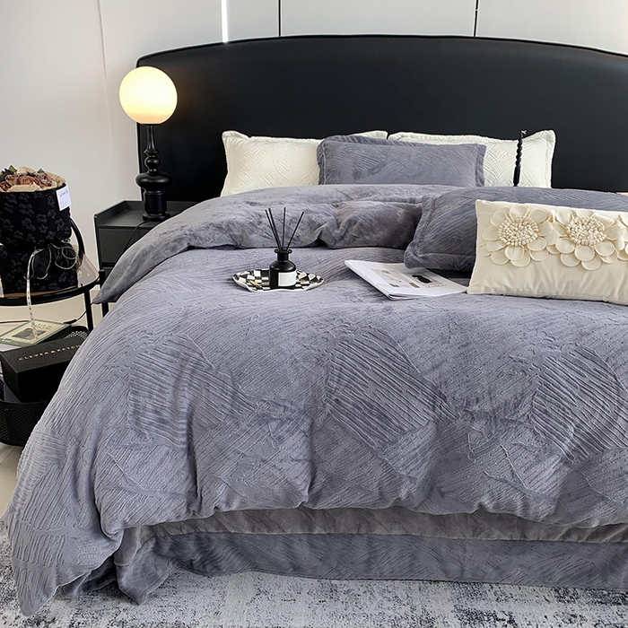 91家纺网 家纺一手货源 找家纺 奈萝家纺 2025新款雕花绒高克重牛奶绒四件套-流年系列 流年烟熏灰