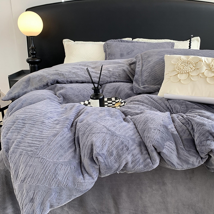 91家纺网 家纺一手货源 找家纺 奈萝家纺 2025新款雕花绒高克重牛奶绒四件套-流年系列 流年烟熏灰