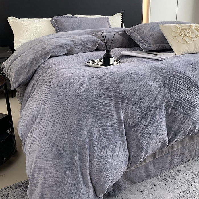 91家纺网 家纺一手货源 找家纺 奈萝家纺 2025新款雕花绒高克重牛奶绒四件套-流年系列 流年烟熏灰