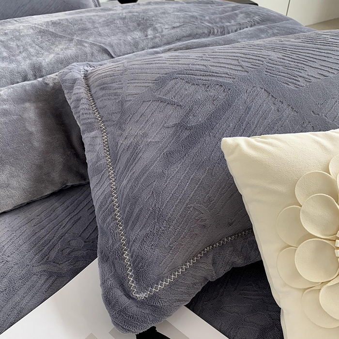 91家纺网 家纺一手货源 找家纺 奈萝家纺 2025新款雕花绒高克重牛奶绒四件套-流年系列 流年烟熏灰
