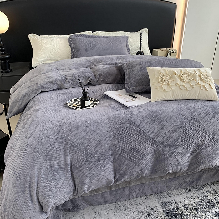 91家纺网 家纺一手货源 找家纺 奈萝家纺 2025新款雕花绒高克重牛奶绒四件套-流年系列 流年烟熏灰