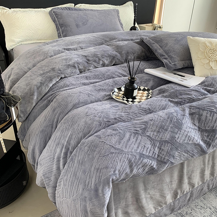 91家纺网 家纺一手货源 找家纺 奈萝家纺 2025新款雕花绒高克重牛奶绒四件套-流年系列 流年烟熏灰