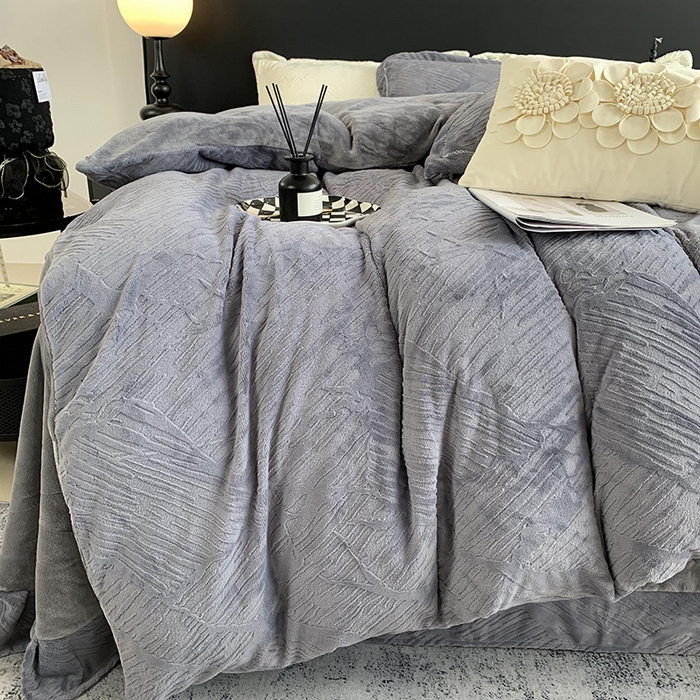 91家纺网 家纺一手货源 找家纺 奈萝家纺 2025新款雕花绒高克重牛奶绒四件套-流年系列 流年烟熏灰