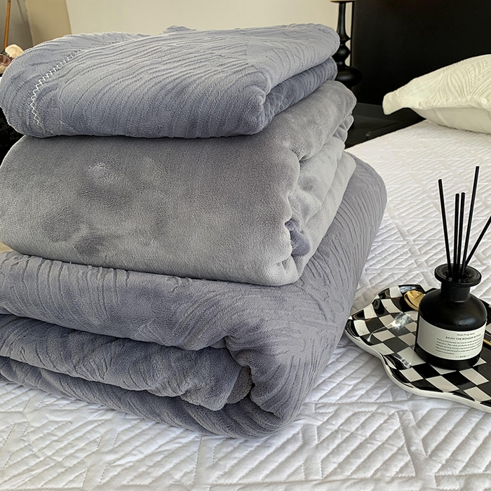 91家纺网 家纺一手货源 找家纺 奈萝家纺 2025新款雕花绒高克重牛奶绒四件套-流年系列 流年烟熏灰