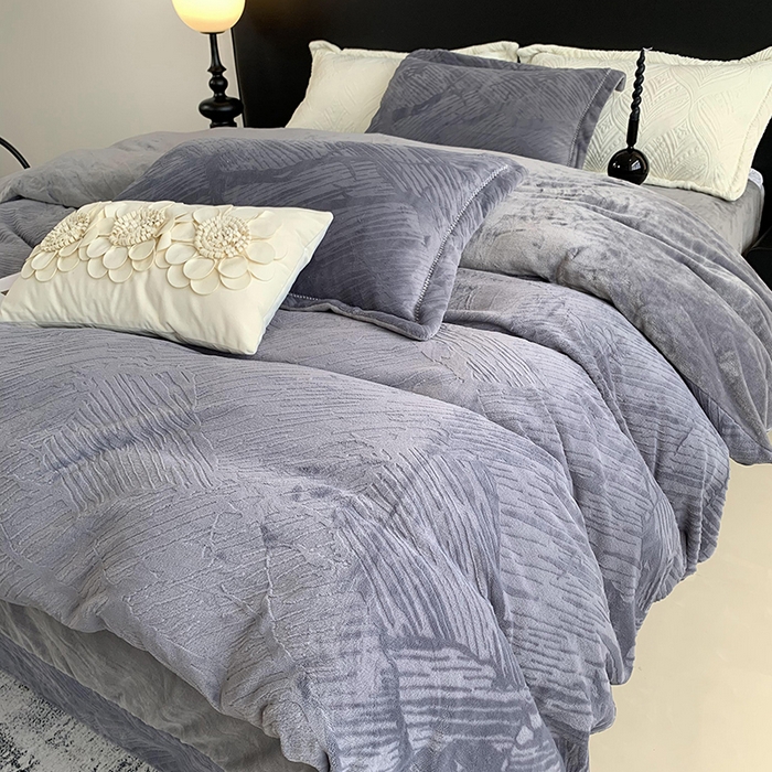 91家纺网 家纺一手货源 找家纺 奈萝家纺 2025新款雕花绒高克重牛奶绒四件套-流年系列 流年烟熏灰