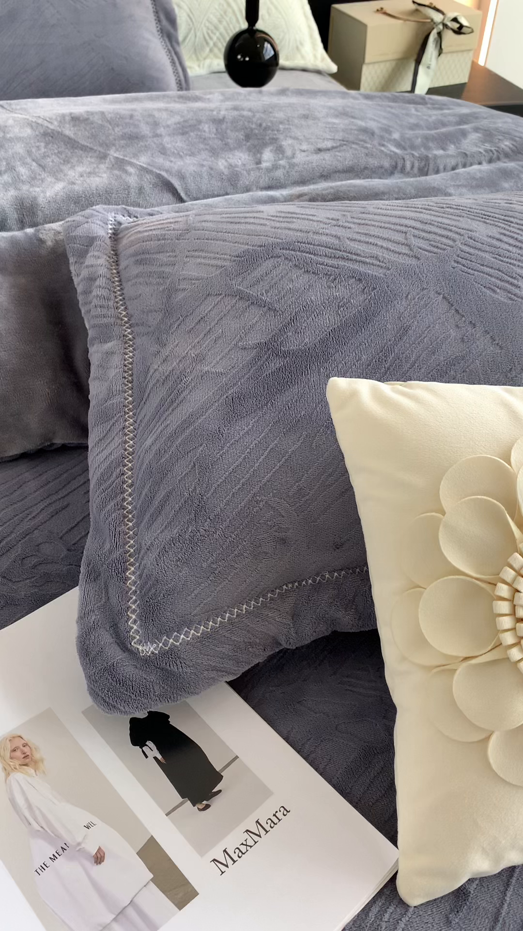 91家纺网 家纺一手货源 找家纺 奈萝家纺 2025新款雕花绒高克重牛奶绒四件套-流年系列 流年烟熏灰