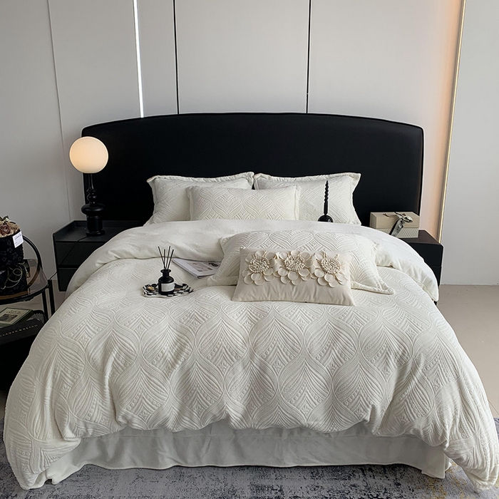 91家纺网 家纺一手货源 找家纺 奈萝家纺 2025新款雕花绒高克重牛奶绒四件套-流年系列 流年耀白