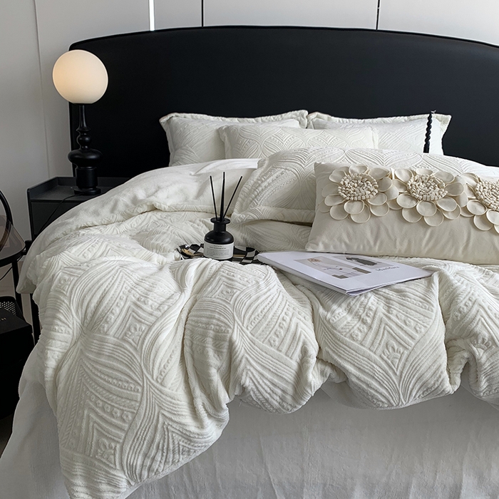 91家纺网 家纺一手货源 找家纺 奈萝家纺 2025新款雕花绒高克重牛奶绒四件套-流年系列 流年耀白