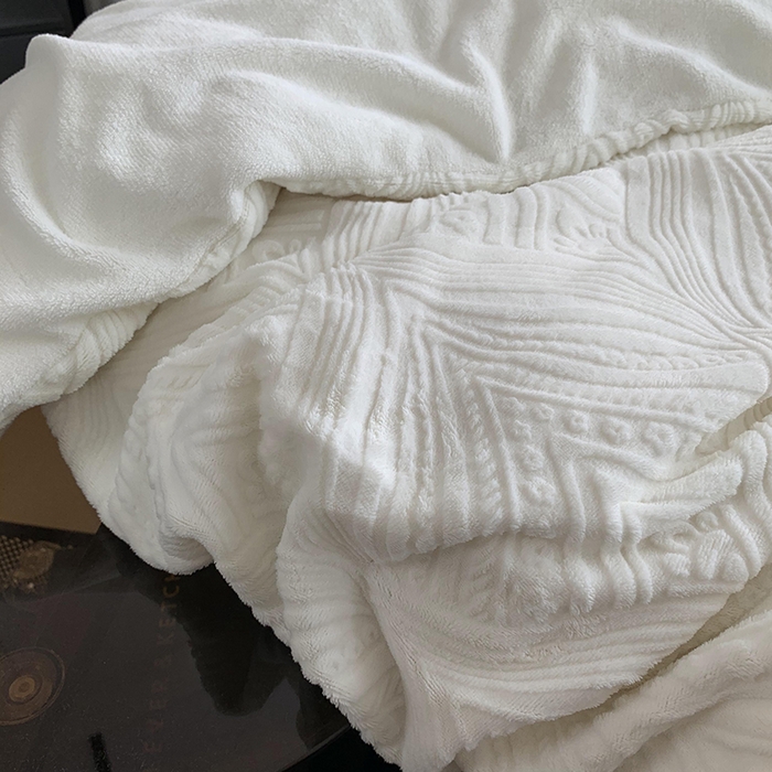 91家纺网 家纺一手货源 找家纺 奈萝家纺 2025新款雕花绒高克重牛奶绒四件套-流年系列 流年耀白