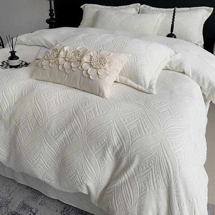 91家纺网 家纺一手货源 找家纺 奈萝家纺 2025新款雕花绒高克重牛奶绒四件套-流年系列 流年耀白