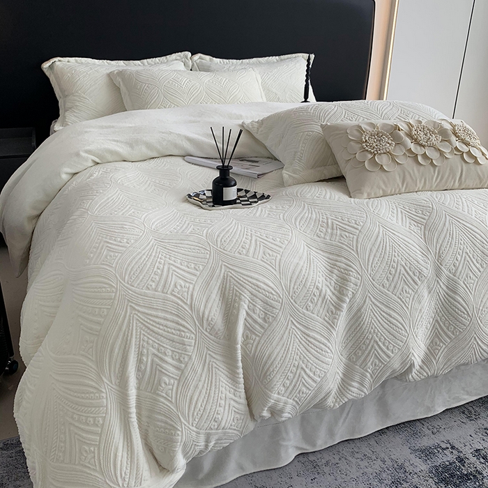 91家纺网 家纺一手货源 找家纺 奈萝家纺 2025新款雕花绒高克重牛奶绒四件套-流年系列 流年耀白