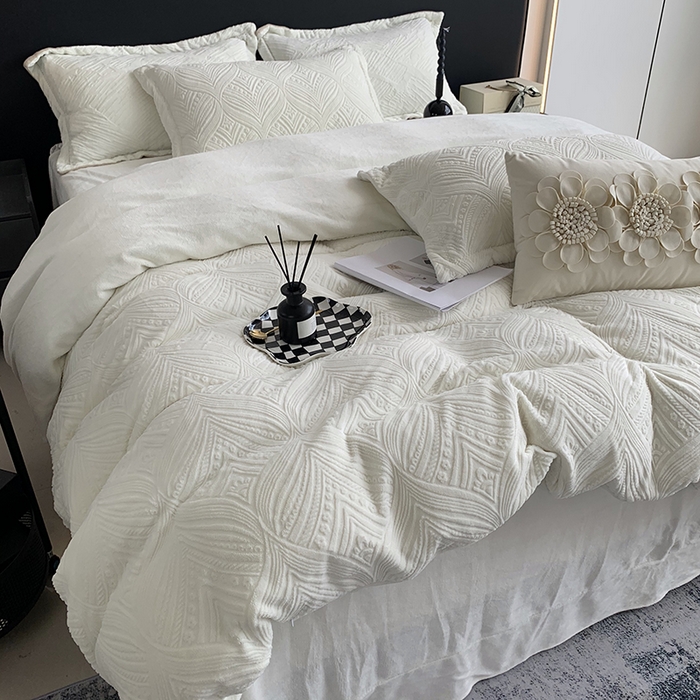 91家纺网 家纺一手货源 找家纺 奈萝家纺 2025新款雕花绒高克重牛奶绒四件套-流年系列 流年耀白