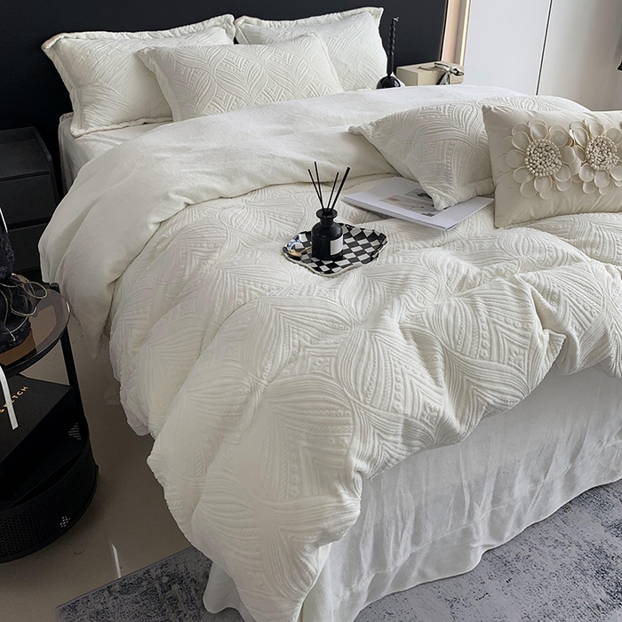 91家纺网 家纺一手货源 找家纺 奈萝家纺 2025新款雕花绒高克重牛奶绒四件套-流年系列 流年耀白