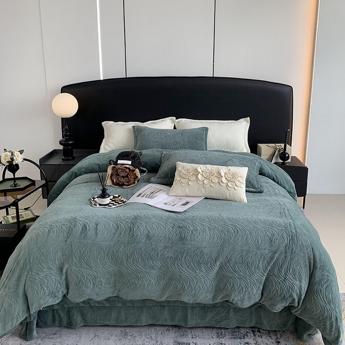 91家纺网 家纺一手货源 找家纺 奈萝家纺 2025新款雕花绒高克重牛奶绒四件套-流年系列 流年祖母绿