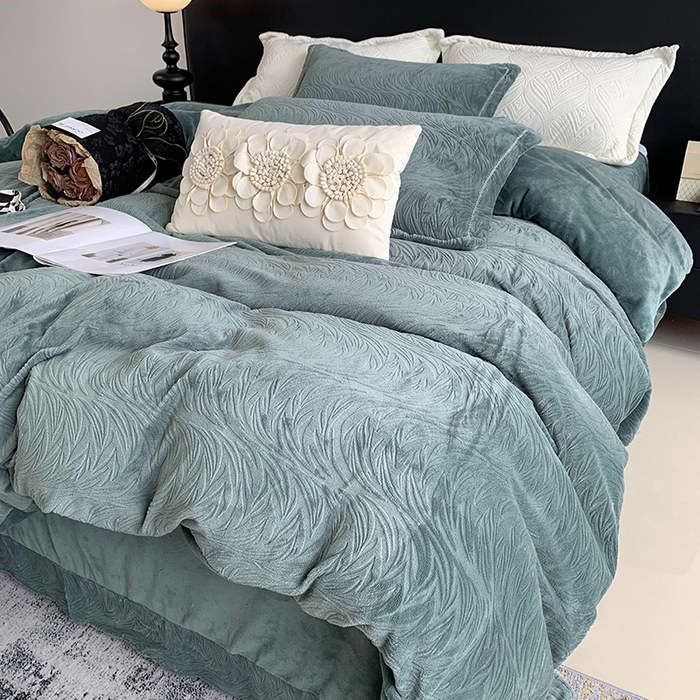 91家纺网 家纺一手货源 找家纺 奈萝家纺 2025新款雕花绒高克重牛奶绒四件套-流年系列 流年祖母绿