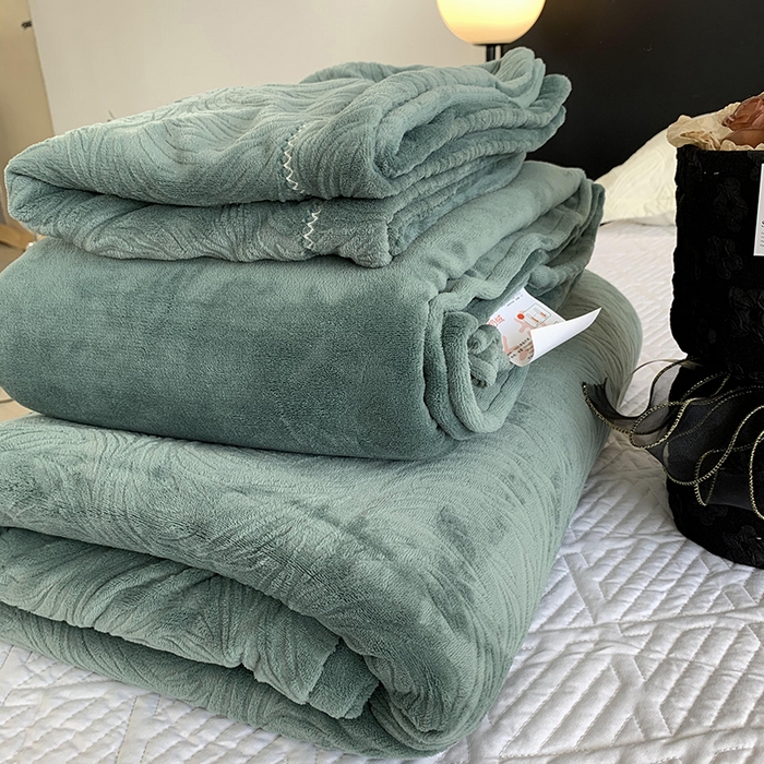 91家纺网 家纺一手货源 找家纺 奈萝家纺 2025新款雕花绒高克重牛奶绒四件套-流年系列 流年祖母绿