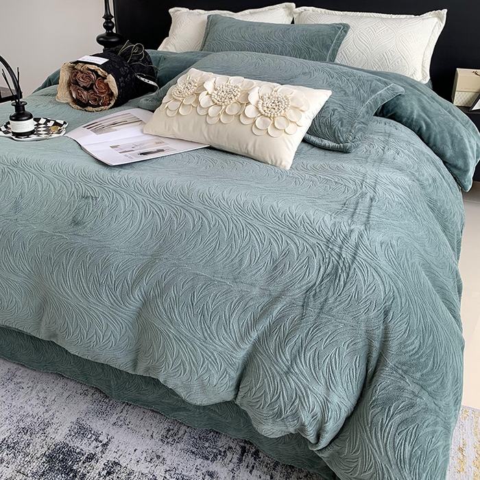 91家纺网 家纺一手货源 找家纺 奈萝家纺 2025新款雕花绒高克重牛奶绒四件套-流年系列 流年祖母绿