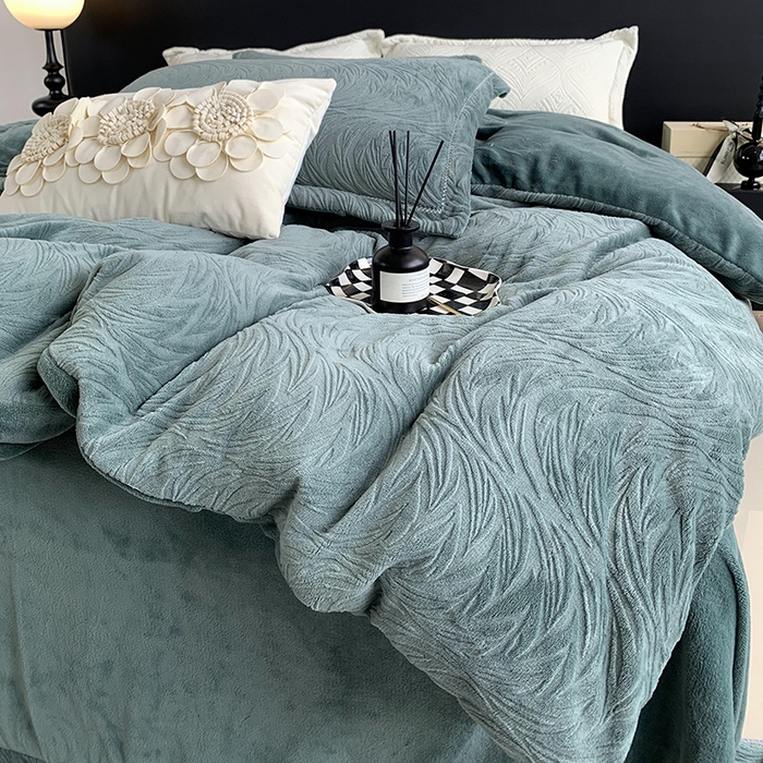 91家纺网 家纺一手货源 找家纺 奈萝家纺 2025新款雕花绒高克重牛奶绒四件套-流年系列 流年祖母绿