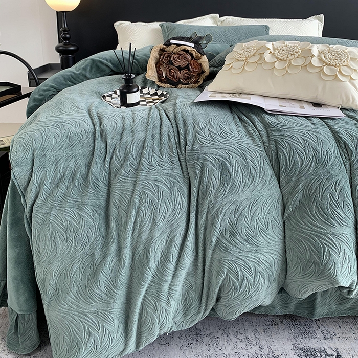 91家纺网 家纺一手货源 找家纺 奈萝家纺 2025新款雕花绒高克重牛奶绒四件套-流年系列 流年祖母绿