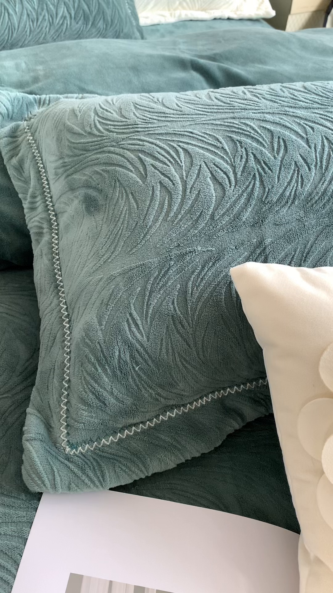 91家纺网 家纺一手货源 找家纺 奈萝家纺 2025新款雕花绒高克重牛奶绒四件套-流年系列 流年祖母绿