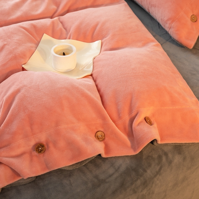 91家纺网 家纺一手货源 找家纺 （总）ONE TWO ONE 121 2025新款高克重牛奶绒纽扣款纽扣大宽边系列四件套风格三