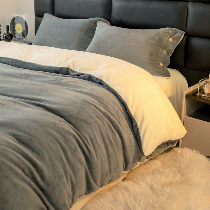 91家纺网 家纺一手货源 找家纺 ONE TWO ONE 121 2025新款高克重牛奶绒纽扣款纽扣大宽边系列四件套风格三 纽扣大宽边-深灰