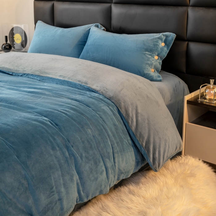 91家纺网 家纺一手货源 找家纺 ONE TWO ONE 121 2025新款高克重牛奶绒纽扣款纽扣大宽边系列四件套风格三 纽扣大宽边-雾兰