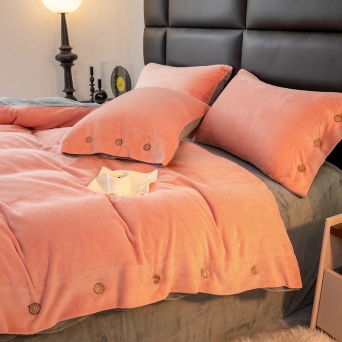 91家纺网 家纺一手货源 找家纺 ONE TWO ONE 121 2025新款高克重牛奶绒纽扣款纽扣大宽边系列四件套风格三 纽扣大宽边-豆沙