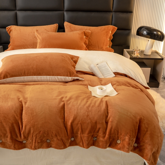 91家纺网 家纺一手货源 找家纺 ONE TWO ONE 121 2025新款高克重牛奶绒纽扣款纽扣大宽边系列四件套风格三 纽扣大宽边-焦糖