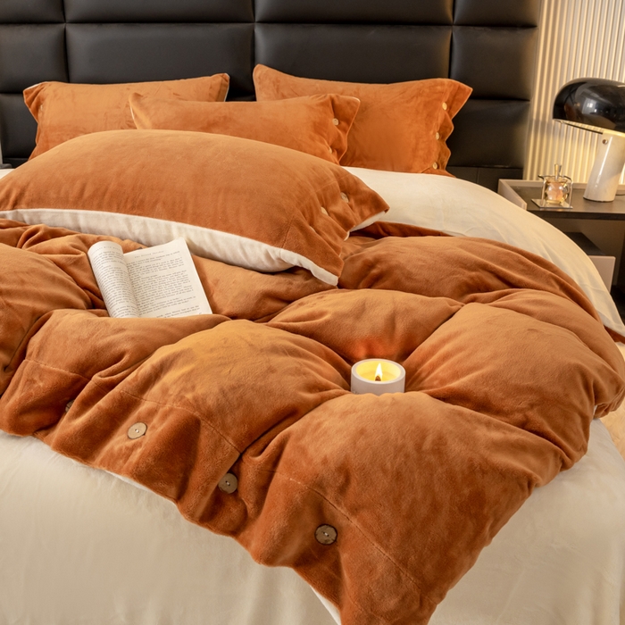 91家纺网 家纺一手货源 找家纺 ONE TWO ONE 121 2025新款高克重牛奶绒纽扣款纽扣大宽边系列四件套风格三 纽扣大宽边-焦糖