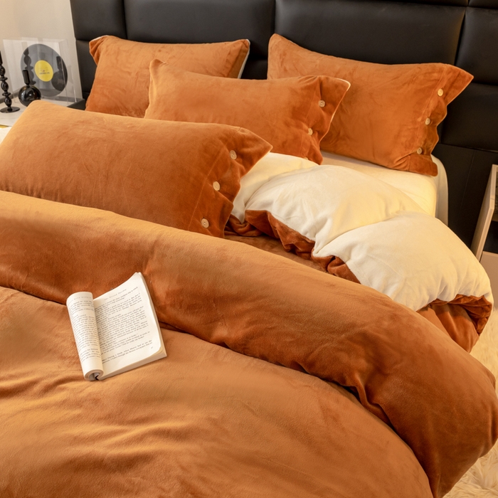 91家纺网 家纺一手货源 找家纺 ONE TWO ONE 121 2025新款高克重牛奶绒纽扣款纽扣大宽边系列四件套风格三 纽扣大宽边-焦糖