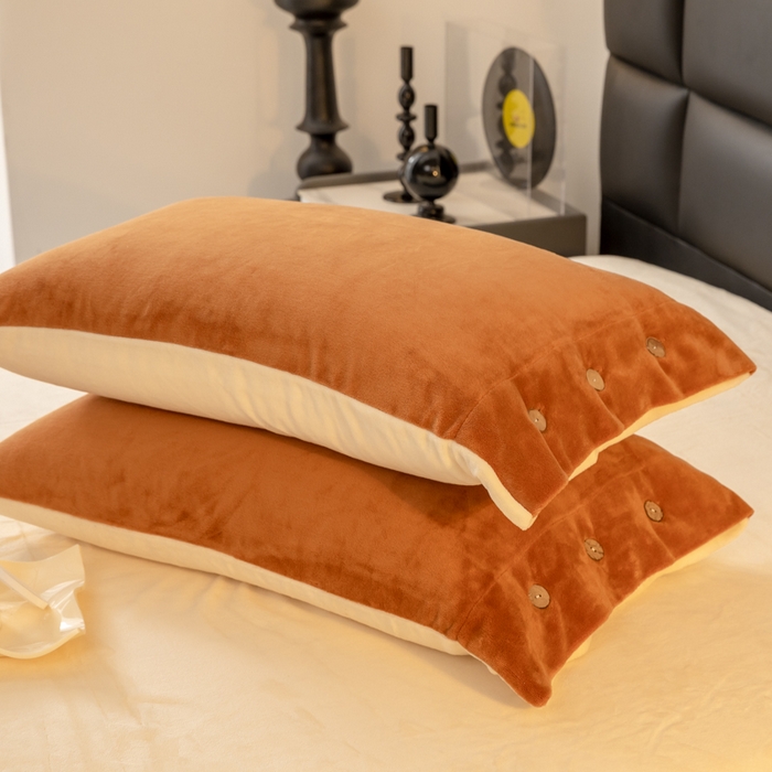 91家纺网 家纺一手货源 找家纺 ONE TWO ONE 121 2025新款高克重牛奶绒纽扣款纽扣大宽边系列四件套风格三 纽扣大宽边-焦糖