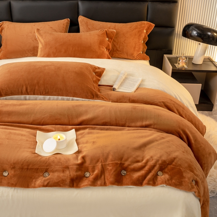 91家纺网 家纺一手货源 找家纺 ONE TWO ONE 121 2025新款高克重牛奶绒纽扣款纽扣大宽边系列四件套风格三 纽扣大宽边-焦糖