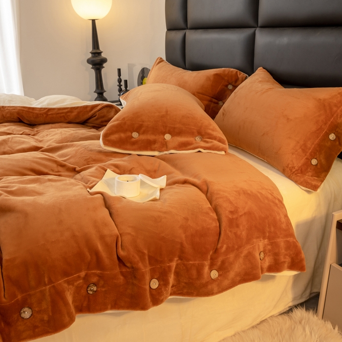 91家纺网 家纺一手货源 找家纺 ONE TWO ONE 121 2025新款高克重牛奶绒纽扣款纽扣大宽边系列四件套风格三 纽扣大宽边-焦糖